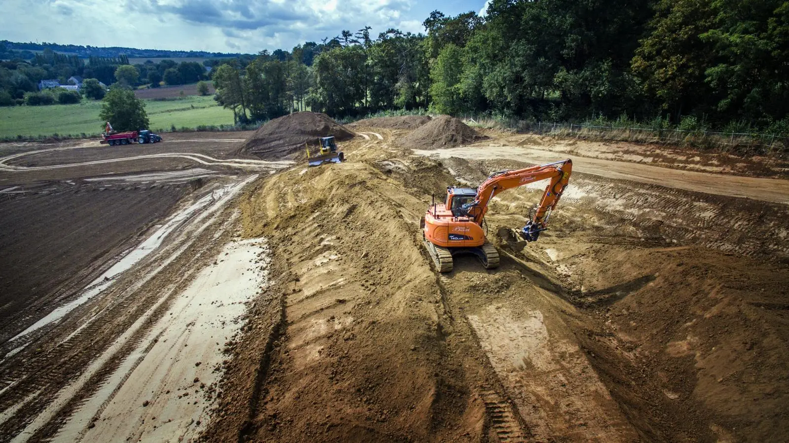 Terrassement et préparation de terrain agricole avec engins de chantier